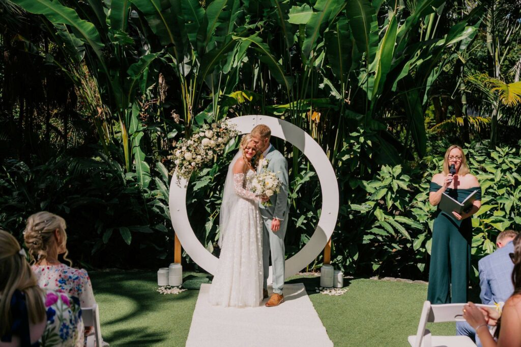expert QLD wedding Celebrant Cara Hodge standing off to the side so the couple ca enjoy special moments together during the ceremony
